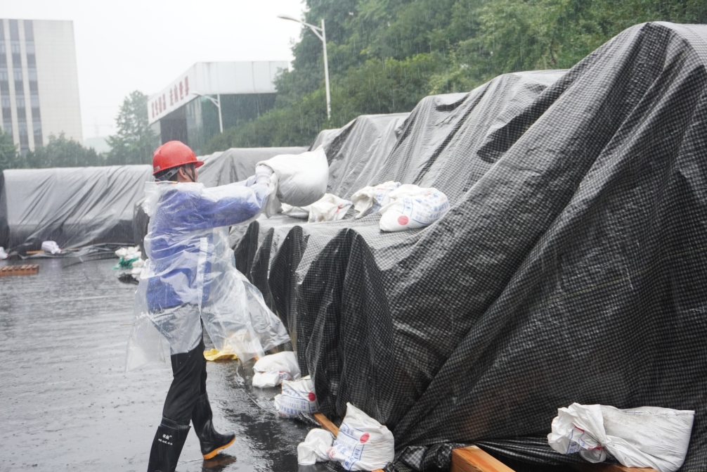 台风“烟花”走了 把这些有温度的镜头留下了