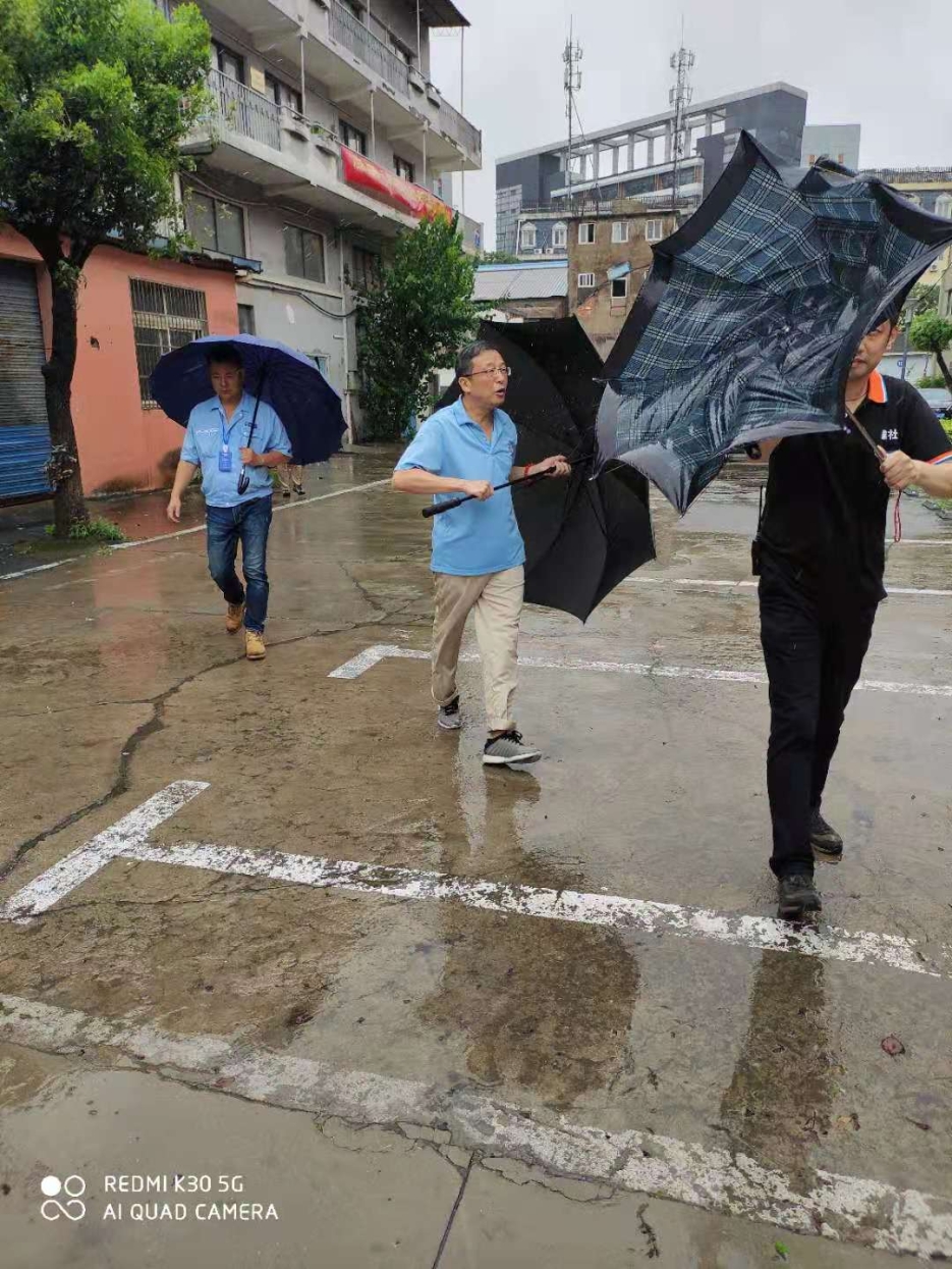 台风“烟花”走了 把这些有温度的镜头留下了