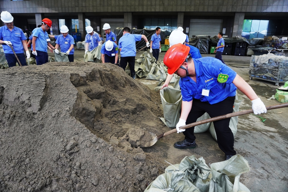 台风“烟花”走了 把这些有温度的镜头留下了