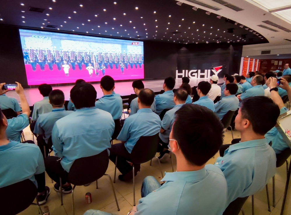 六地hth手机app下载人同看庆祝中国共产党成立100周年大会盛况