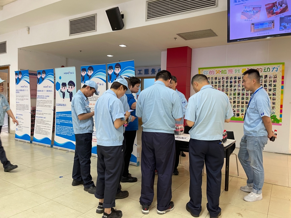 云顶国际版“以画促学、以赛促学”开展法宣活动