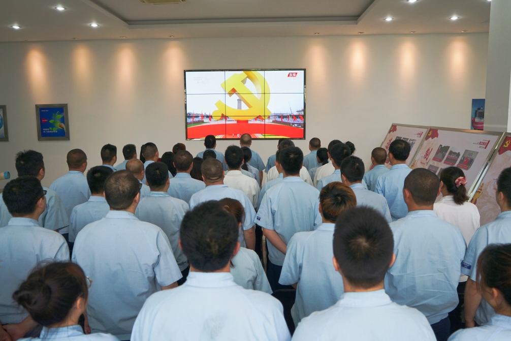 六地hth手机app下载人同看庆祝中国共产党成立100周年大会盛况