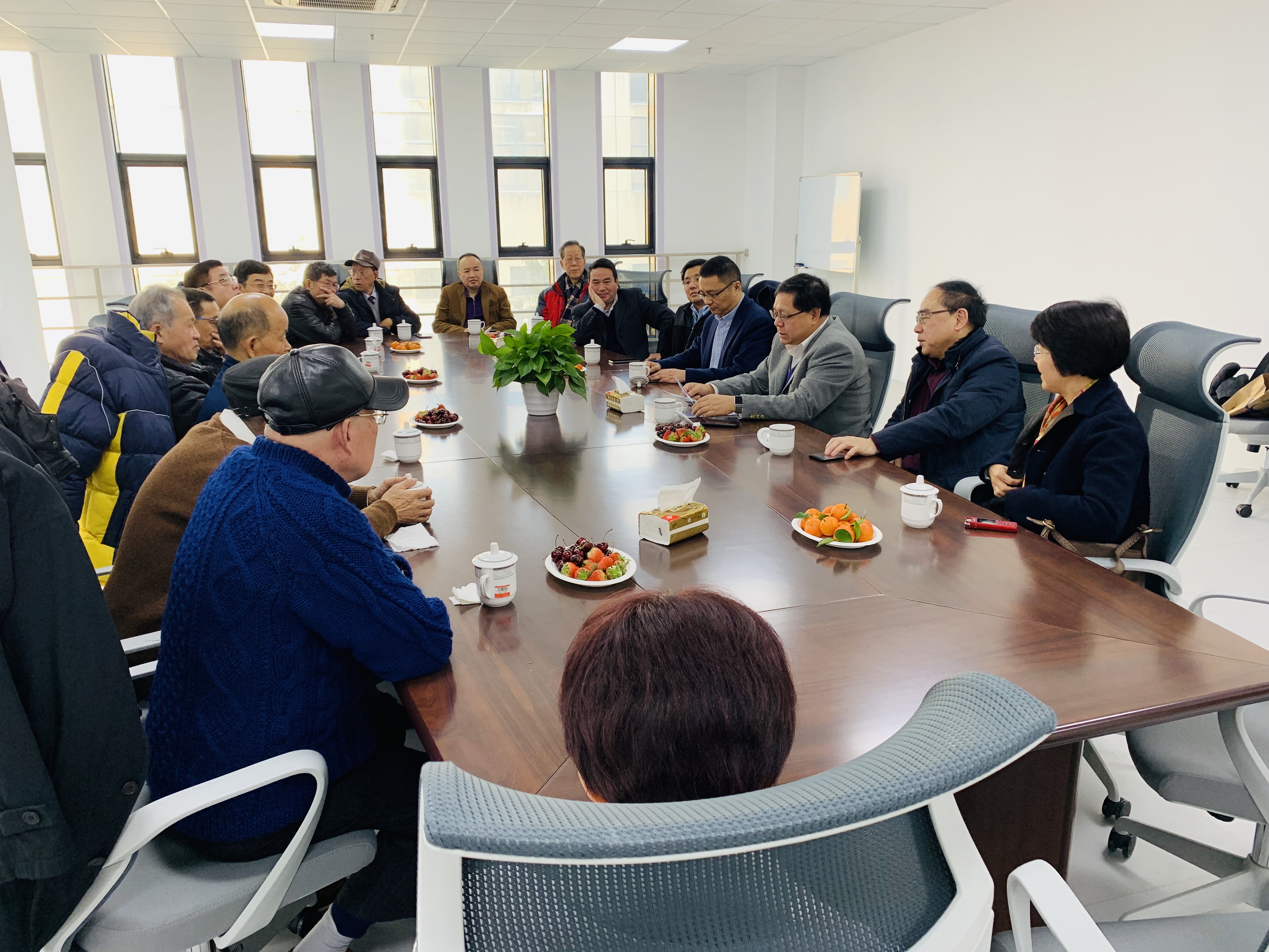 董鑑华同老干部共迎新春话发展