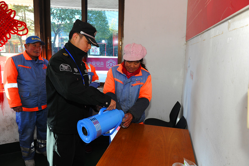 环卫工人，hth手机app下载愿做你温暖的休息站！