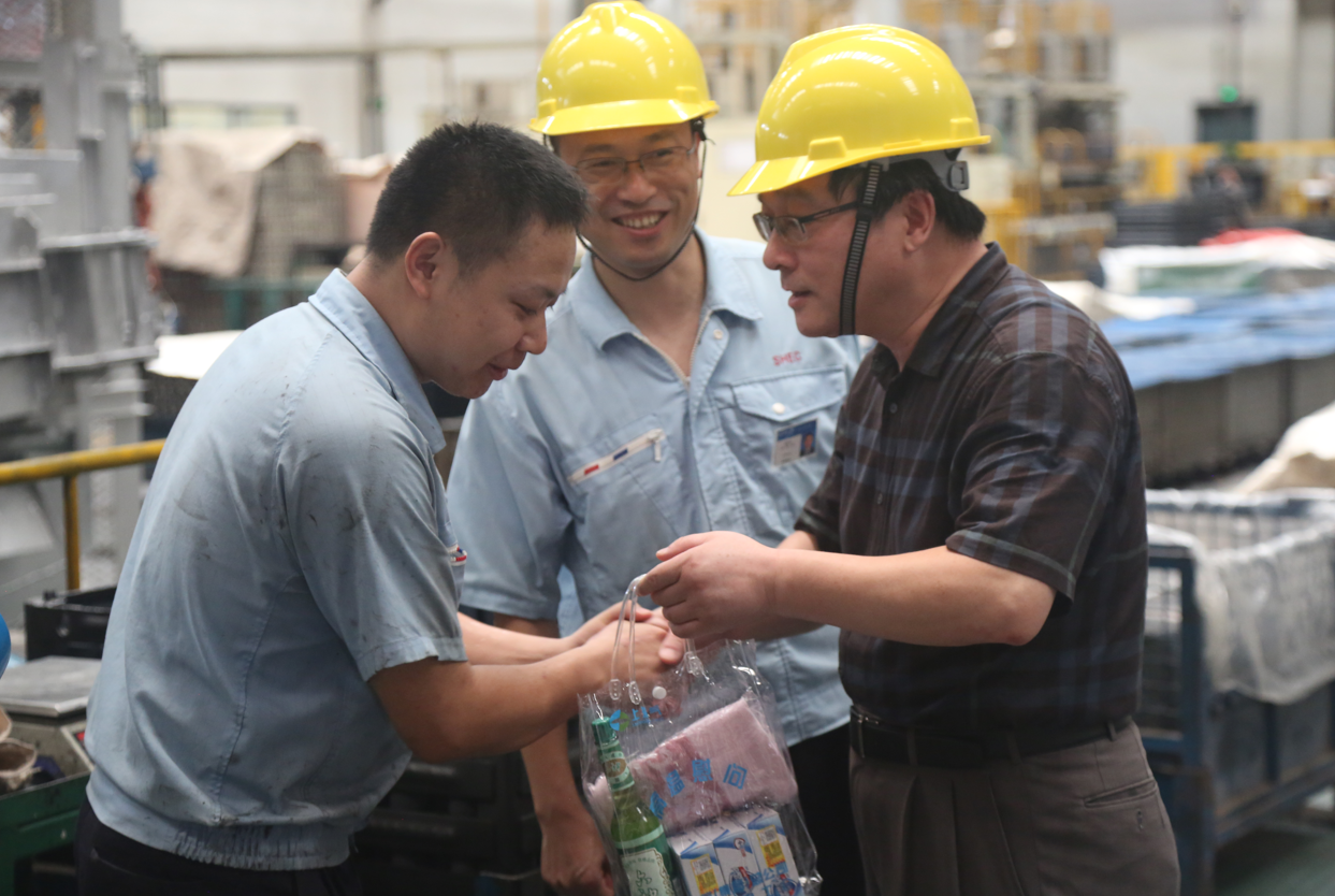 电气集团纪委书记华杏生、机电工会副主席麻秀娟一行为南昌hth手机app下载送清凉