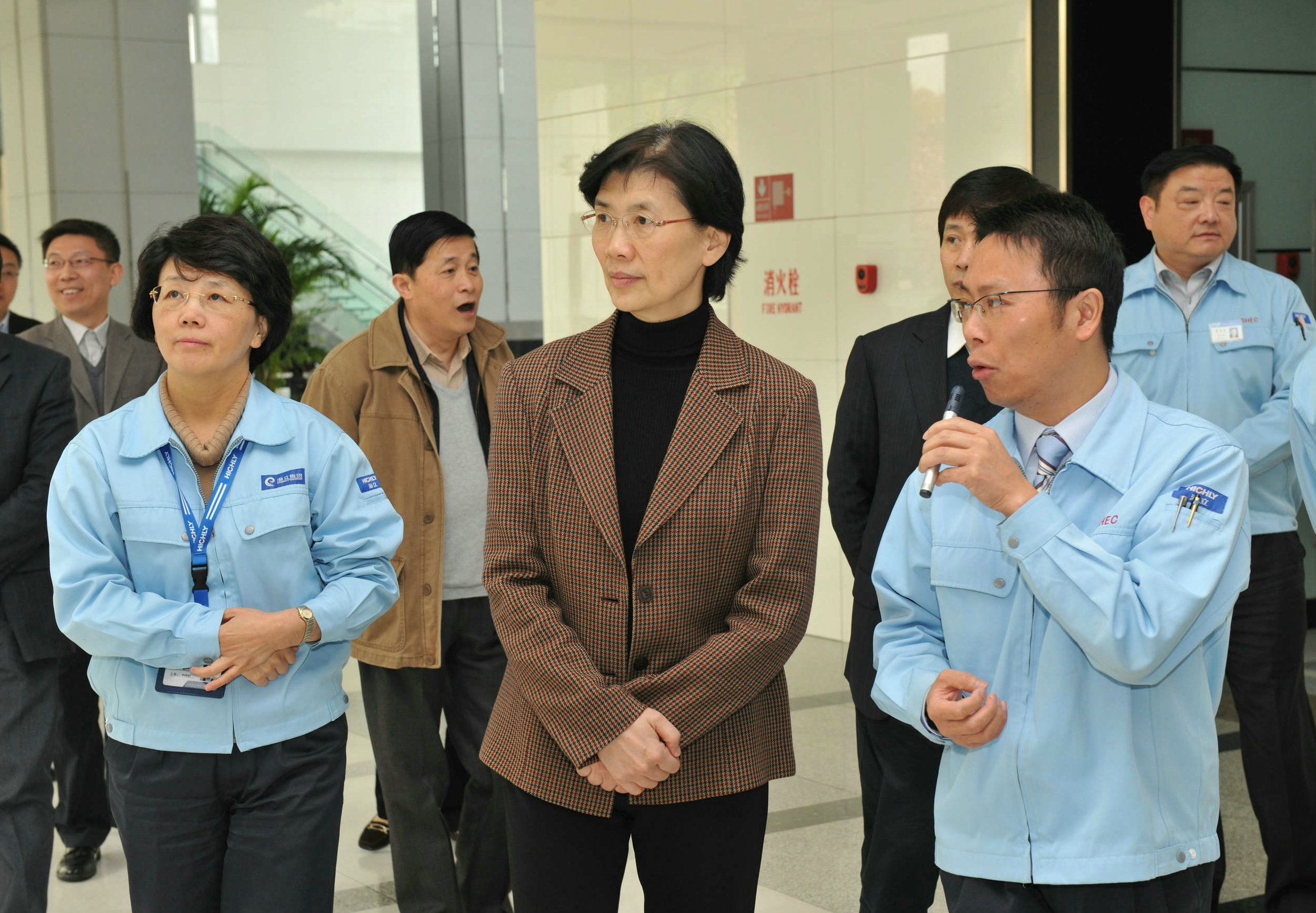 市人大常委会原副主任杨定华等来云顶国际版调研