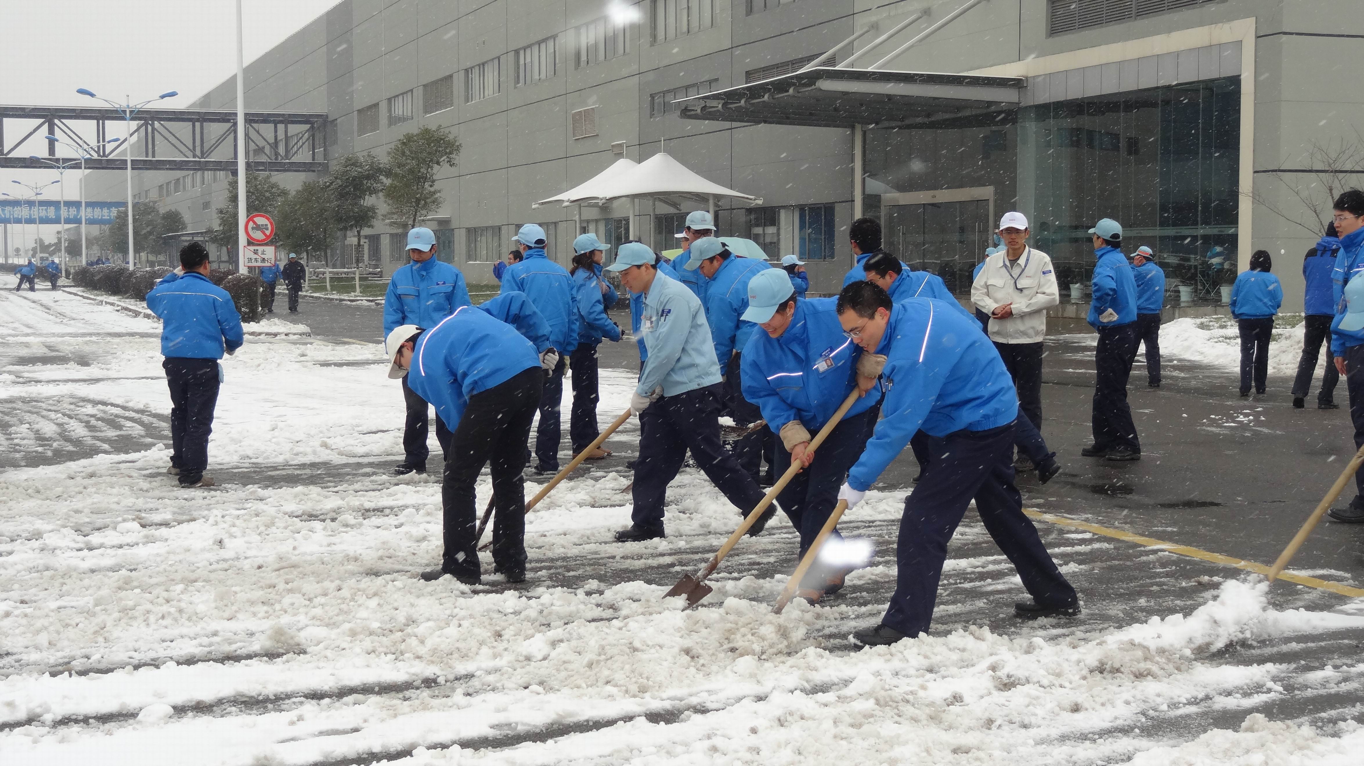 南昌hth手机app下载党、团员带头开展扫雪活动