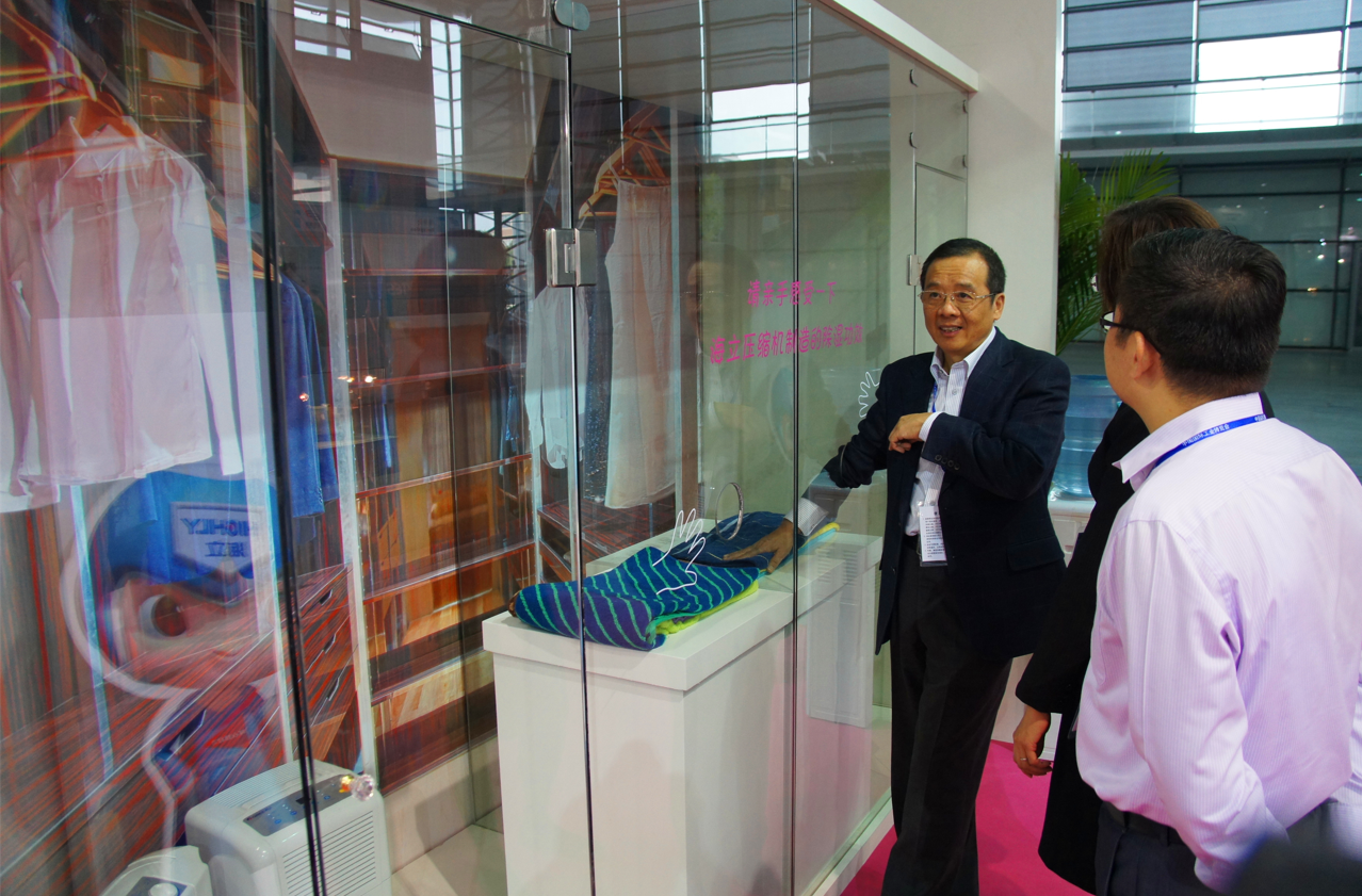 “hth手机app下载• 冷暖世界”展台体验式设计在工博会上吸引眼球