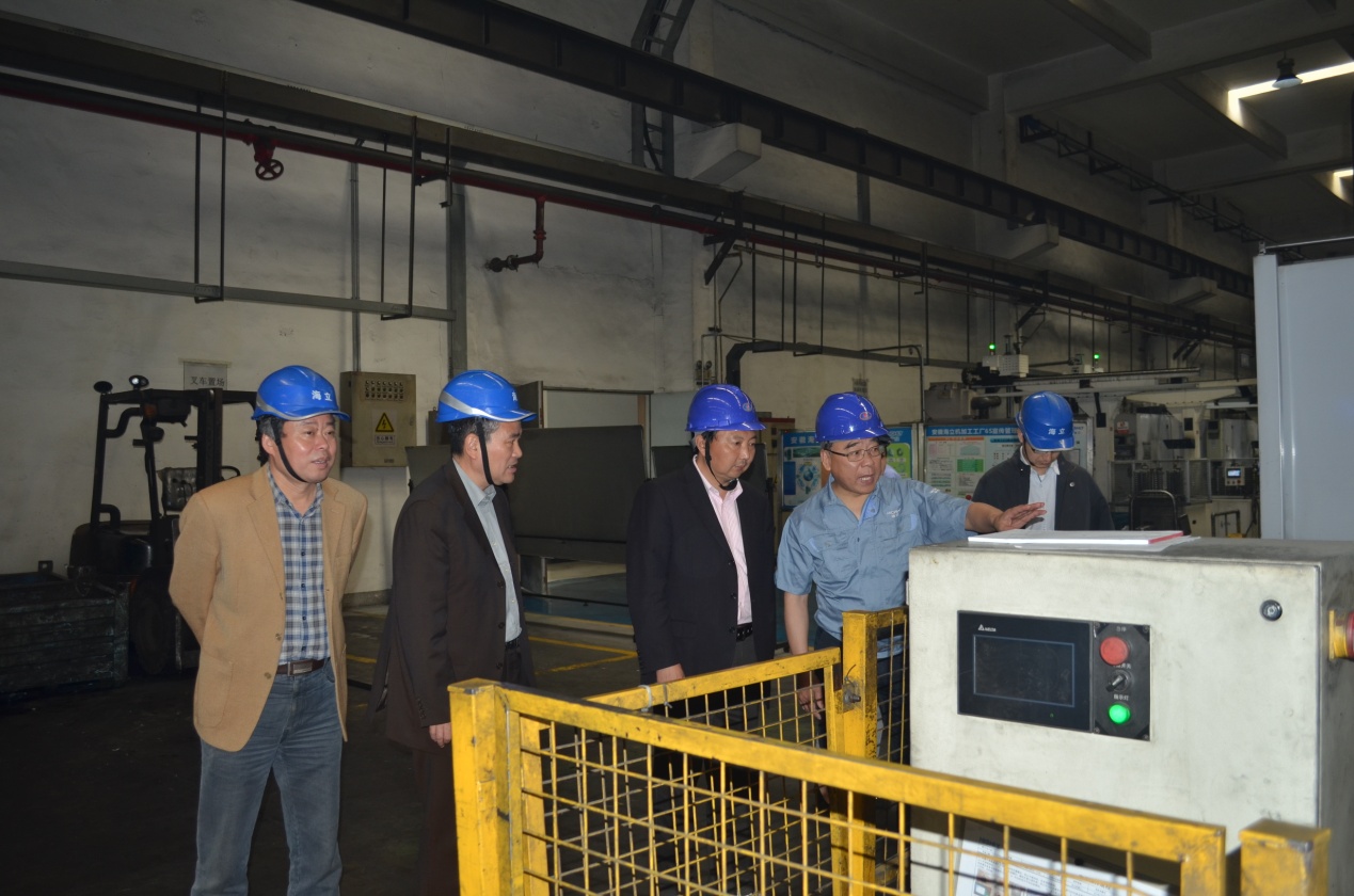 全国著名劳模李斌来安徽hth手机app下载考察