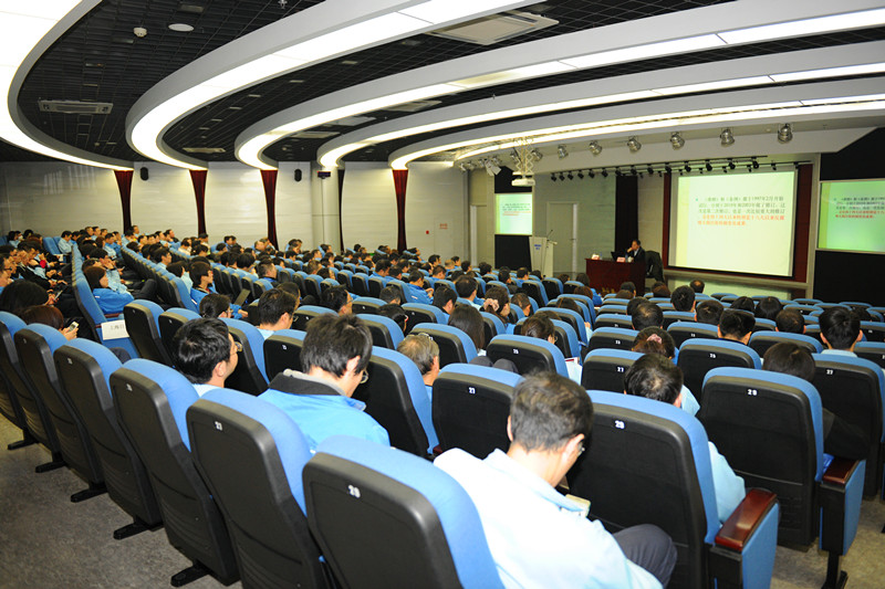 党的纪律刻心上：云顶国际版专题党课提升党员干部拒腐防变能力