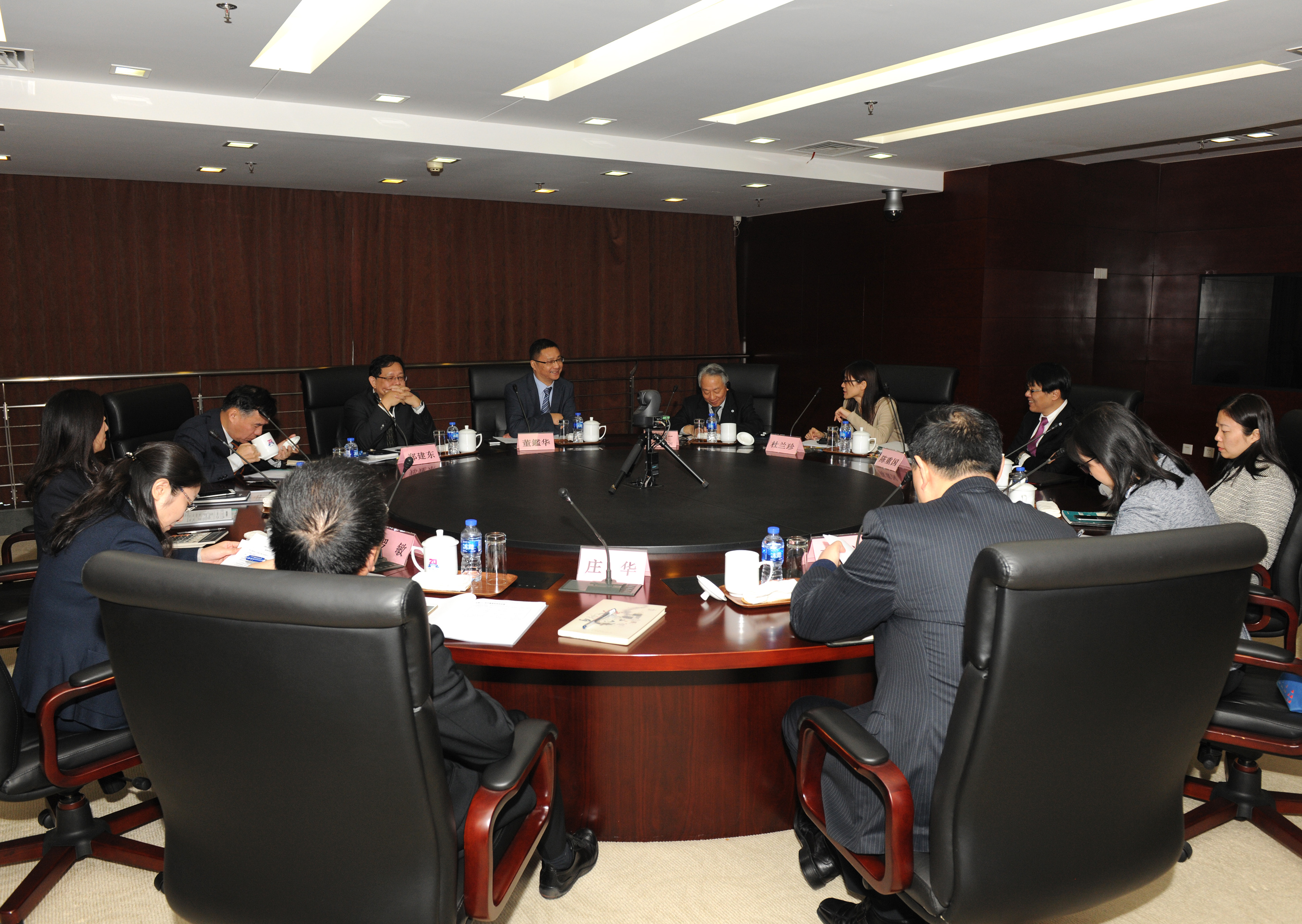 hth手机app下载电器第五十五次董事会会议的召开