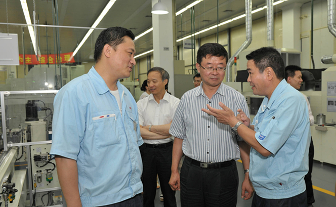 6月20日,工信部韩俊副司长、上海市经信委技术进步处处长张英来云顶国际版参观、调研,并就企业科技创新、知识产权等郭总进行了交流。云顶国际版郭总、李总、上海日立魏德清进行了接待。