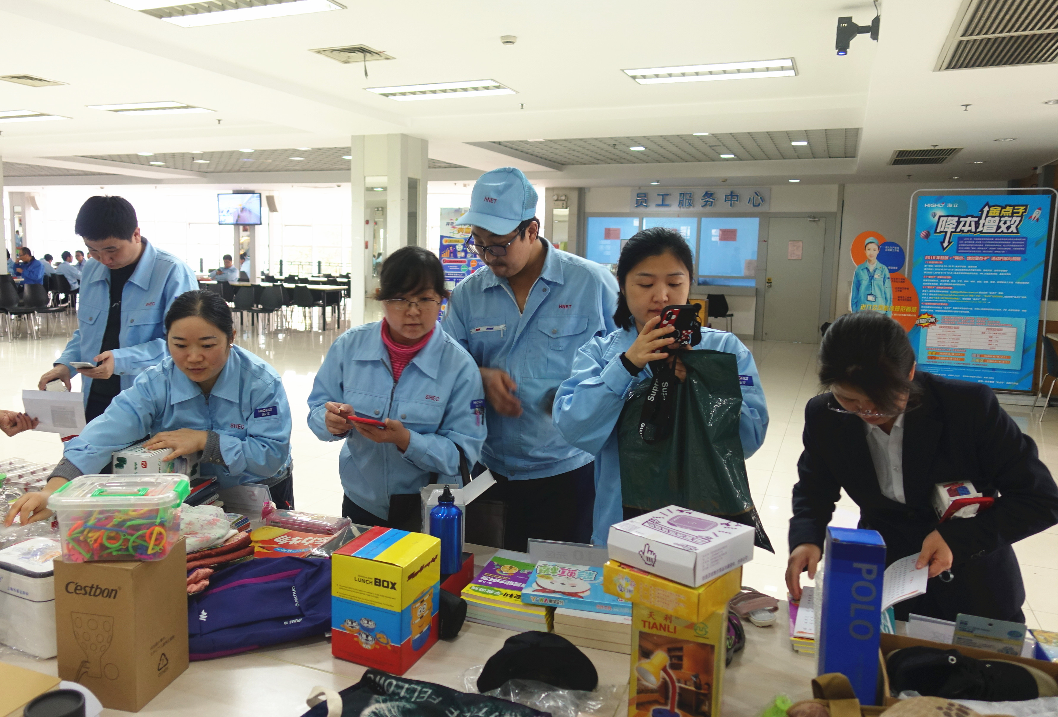 hth手机app下载团委举行慈善义卖活动