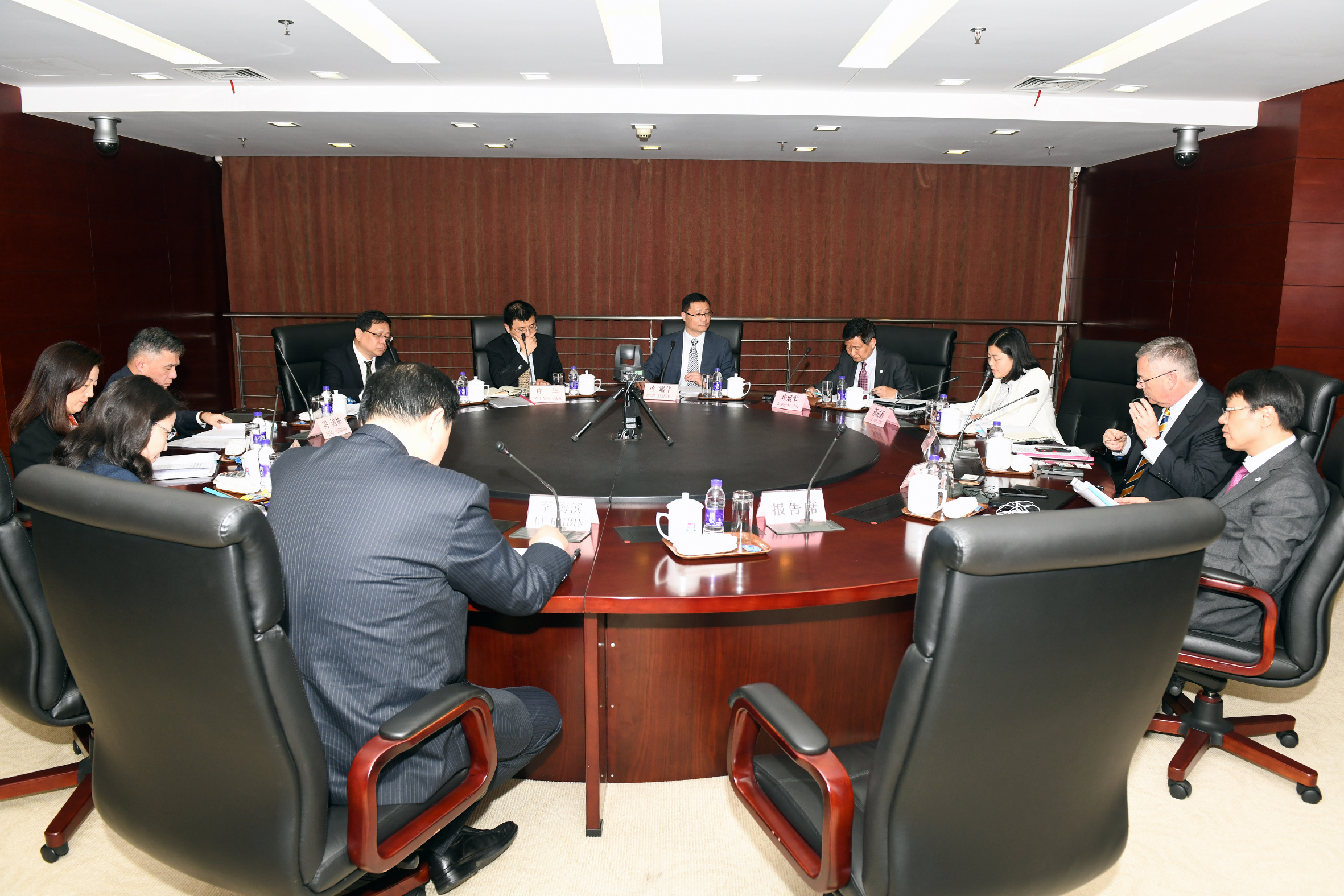 hth手机app下载电器第五十六次董事会会议的召开