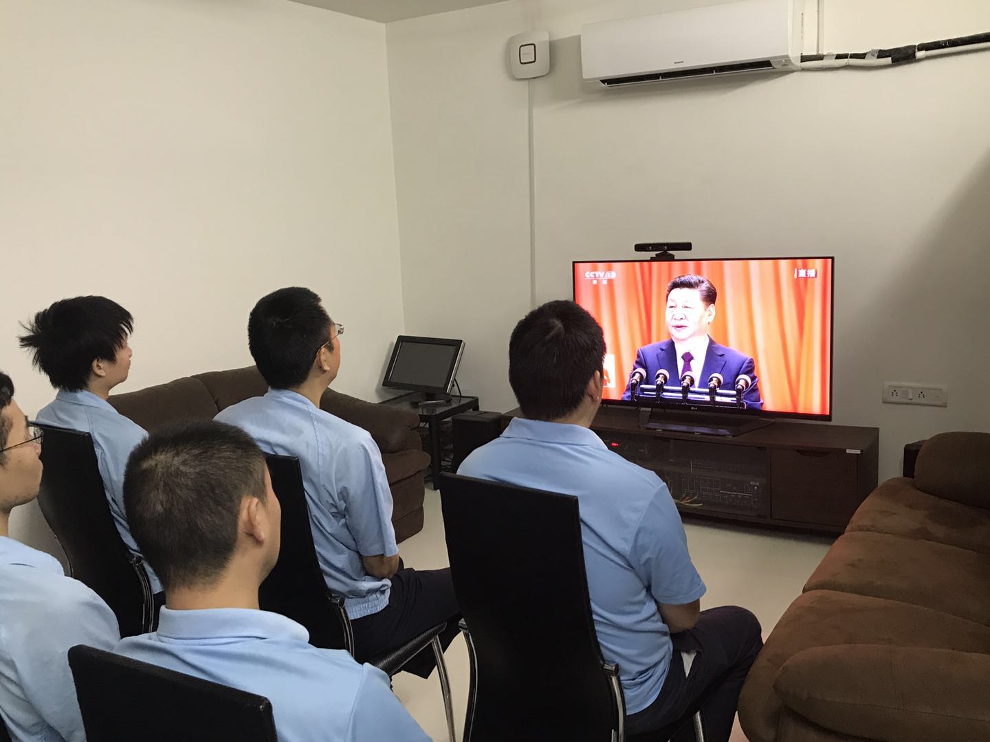 hth手机app下载海外党员群众欢欣鼓舞观看十九大开幕式