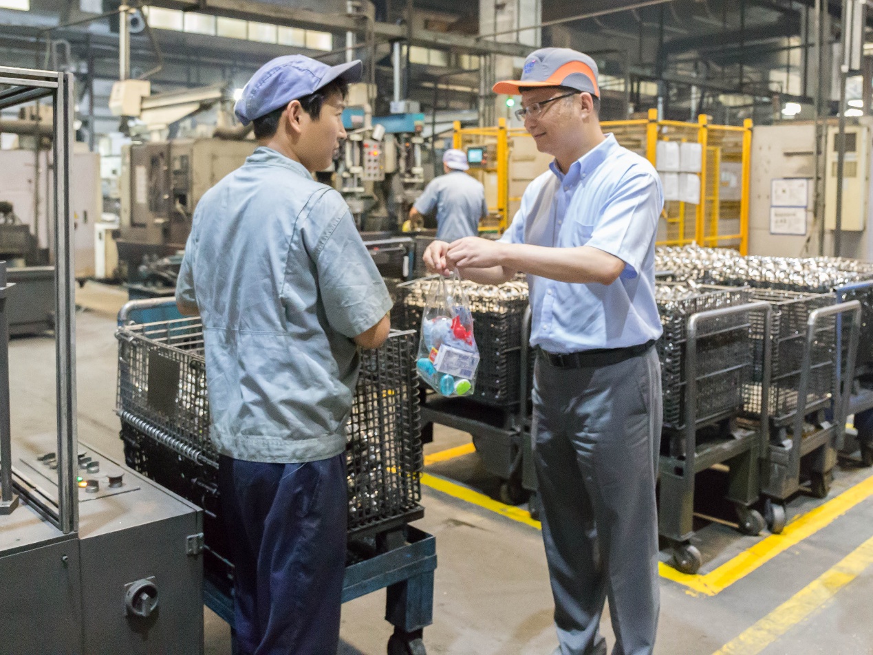 上海电气、云顶国际版及被投资企业领导赴一线为员工送清凉