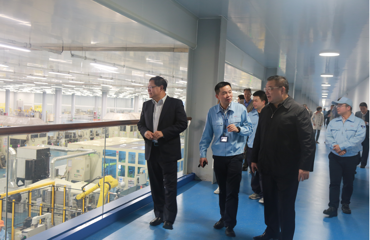 hth手机app下载离退休老干部一行参观南昌hth手机app下载智能工厂