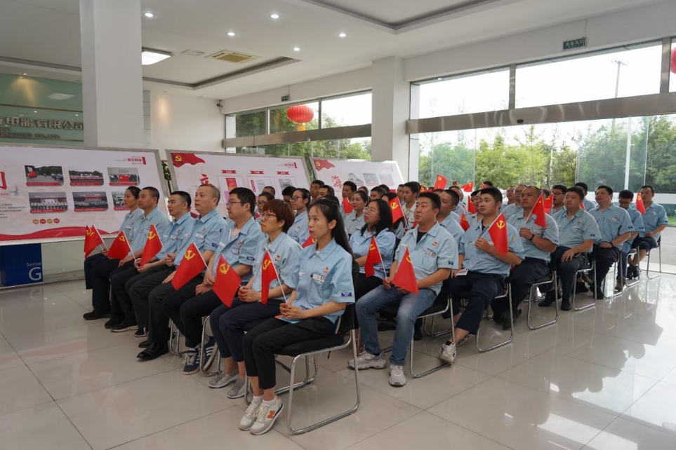 六地hth手机app下载人同看庆祝中国共产党成立100周年大会盛况