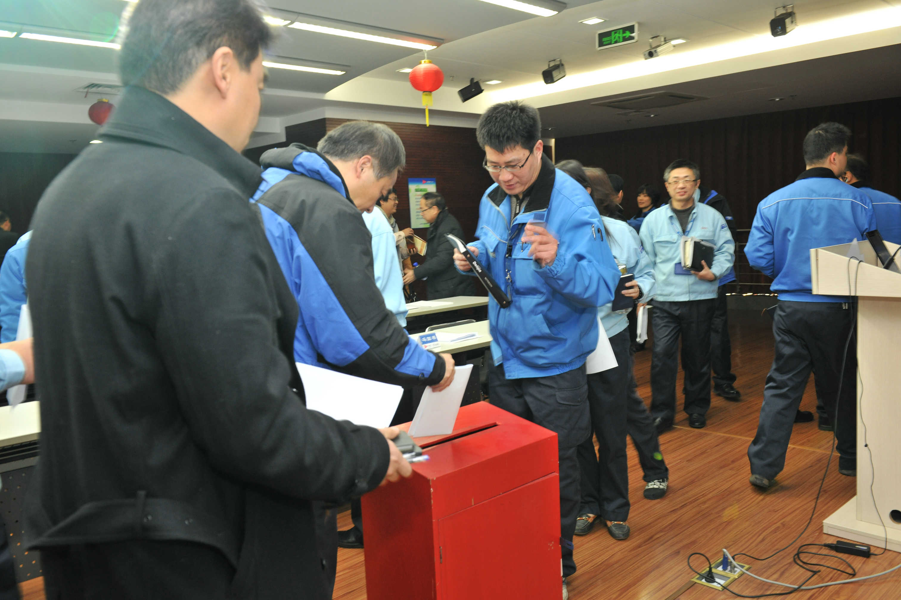云顶国际版党委召开群众路线教育实践活动专题民主生活情况通报会