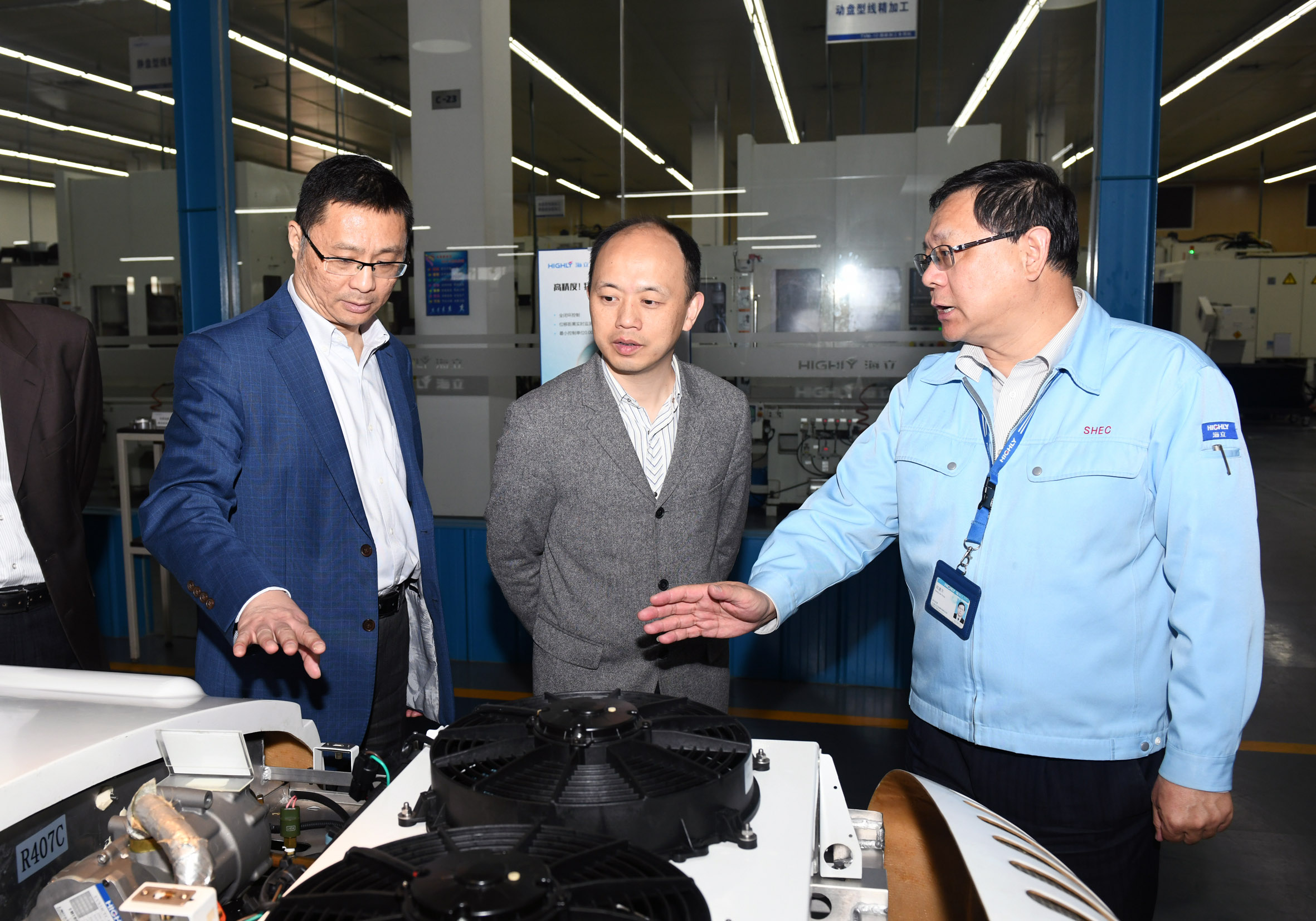 上海市国资委副主任胡宏伟一行调研hth手机app下载