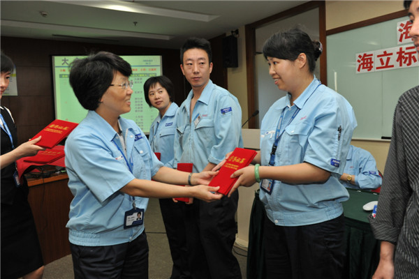 云顶国际版表彰2012年度hth手机app下载标兵、学李斌职工、学李斌班组