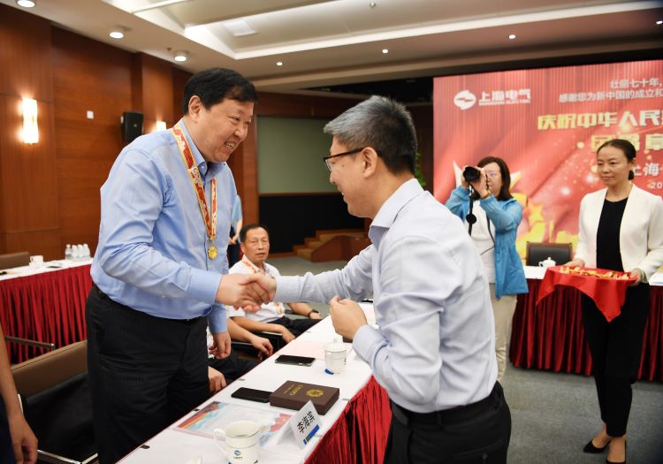 致敬,新中国的功臣——hth手机app下载认真做好颁发纪念章工作